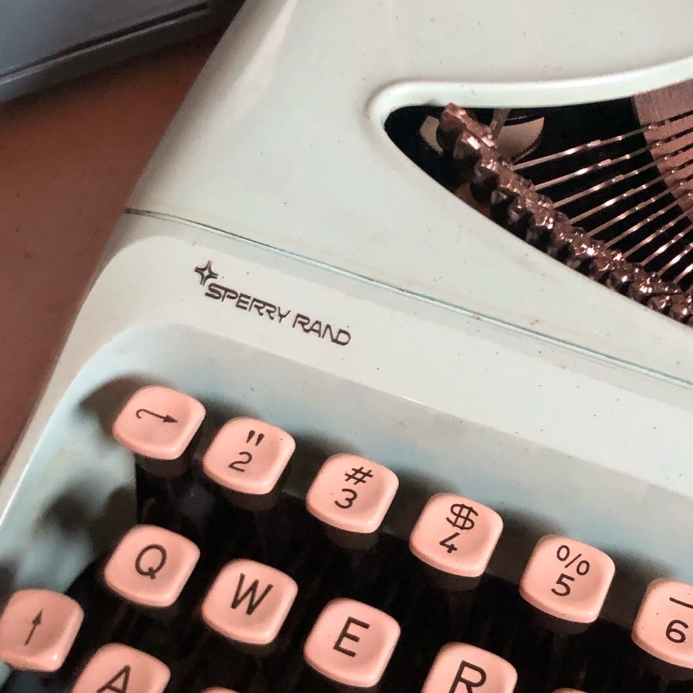 Remington Streamliner Typewriter in Mint Green - Picture 3 of 6